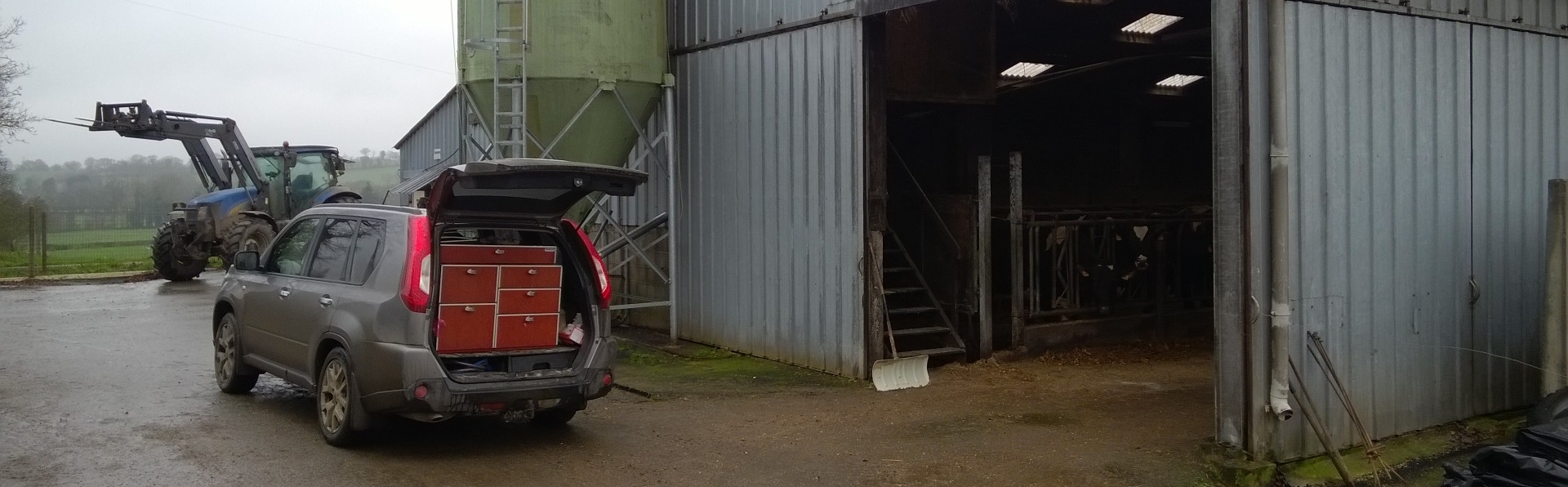 Vétérinaire en visite dans une exploitation agricole